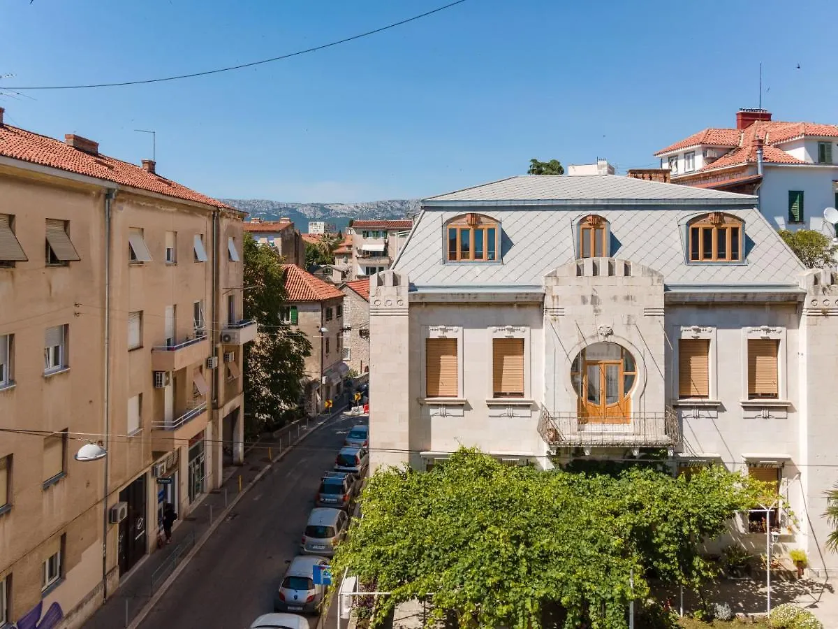 Flos Luxury Rooms Split 4*,
