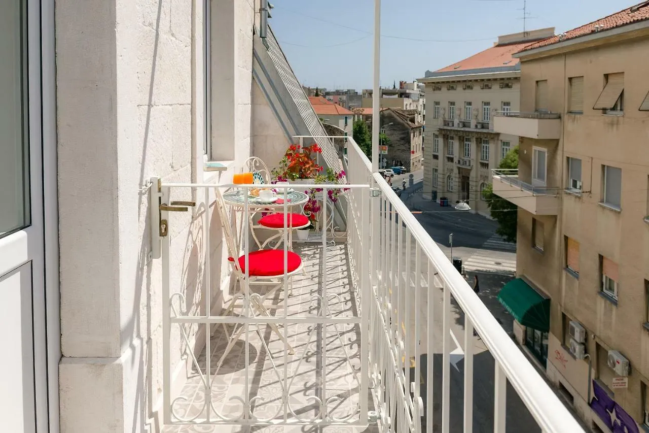Flos Luxury Rooms Split Guest house