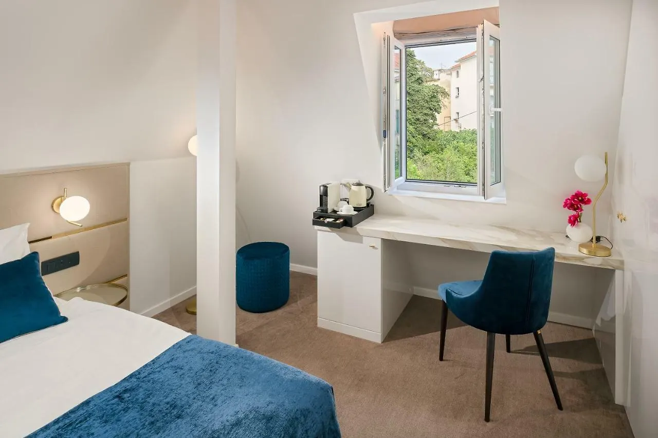 Flos Luxury Rooms Split Guest house