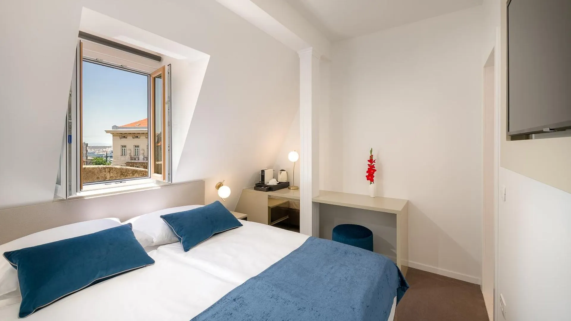 Flos Luxury Rooms Split Guest house