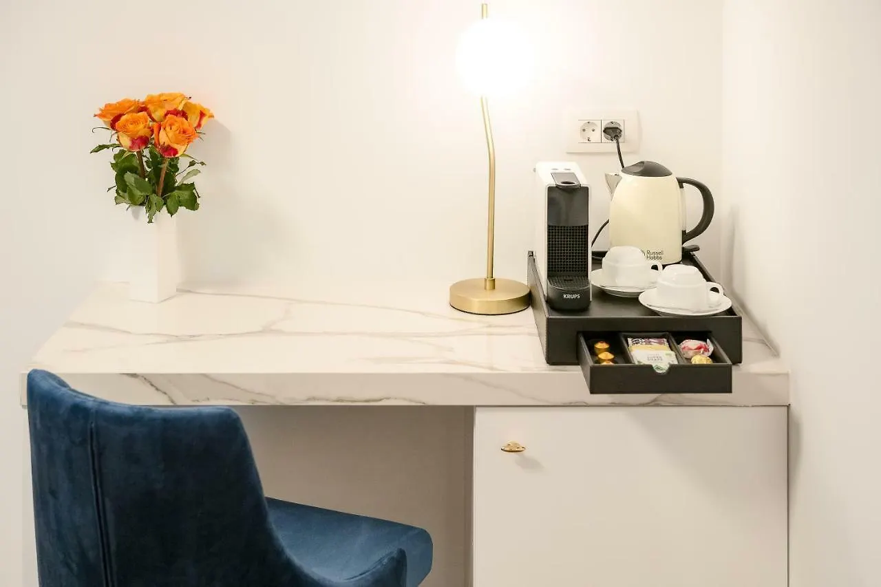 Flos Luxury Rooms Split 4*,